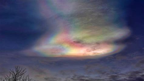 Rare 'rainbow cloud' spotted in UK skies - BBC Weather