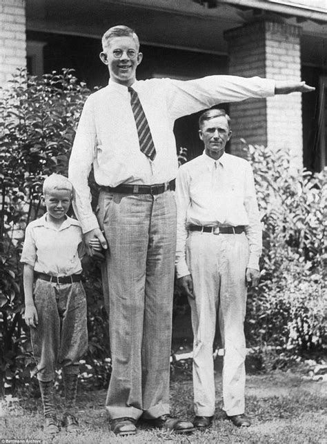 Rare color footage of the World's Tallest Man who at 8 feet 11 inches ...