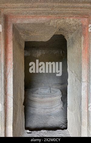 Grottes brahmaniques Ellora : grotte n° 15- étage supérieur : assis Ganesha dans abhaya mudra ...