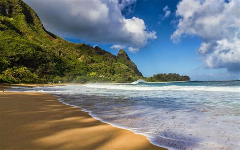 Tunnels Beach / Kauai / Hawaii // World Beach Guide