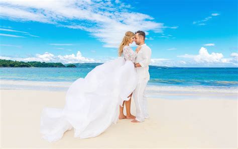 Wedding with tropical sunset ocean beach bride and groom wedding photo ...