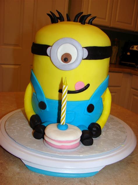 Ipsy Bipsy Bake Shop: Minion Cake!!