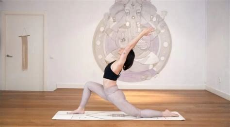 Anjaneyasana - Low Lunge Yoga Pose - Benefits, Steps