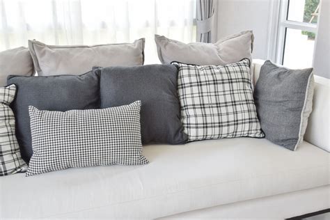 35 Sofa Throw Pillow Examples (Sofa Décor Guide) - Home Stratosphere