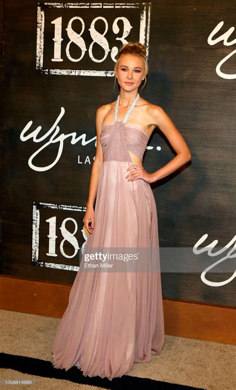 Isabel May arrives at the world premiere of "1883" at Encore Beach ...