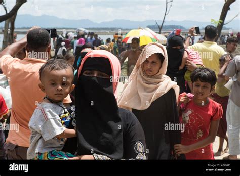 More Rohingya entering in Bangladesh Stock Photo - Alamy