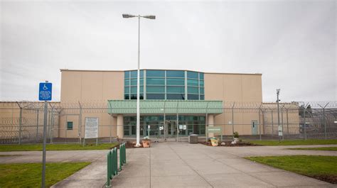 2 female inmates sue Oregon officials, officer over alleged sex abuse