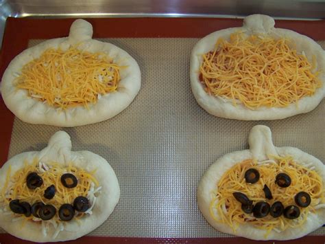 How to Make a Pumpkin Shaped Pizza