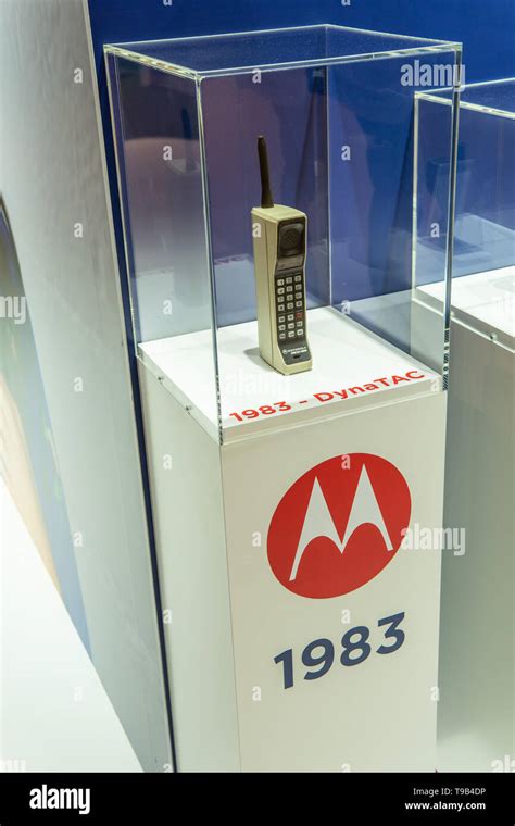 First cell phone motorola hi-res stock photography and images - Alamy