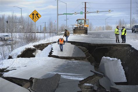 After big earthquake, aftershocks continue to rattle Alaska