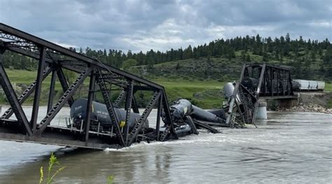 Train Derailment Multiple Tankers Leaking Petroleum Could Threaten ...