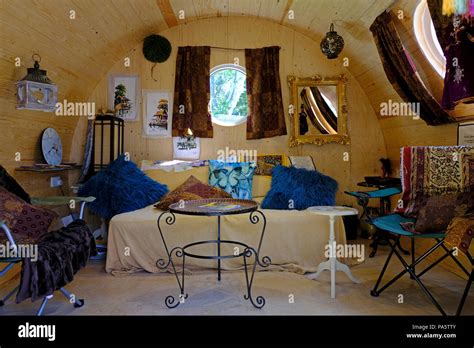 Hobbit house hi-res stock photography and images - Alamy