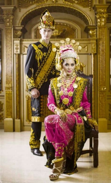 Traditional wedding costumes from Aceh, Indonesia Traditional Modern, Traditional Fashion ...