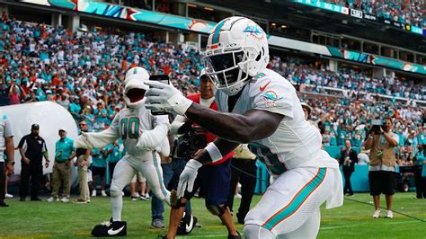 Dolphins' Tyreek Hill takes phone to perform dazzling celebration after ...