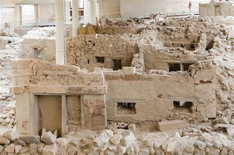 El Yacimiento arqueológico de Akrotiri es uno de los grandes monumentos de Santorini. Conocido ...