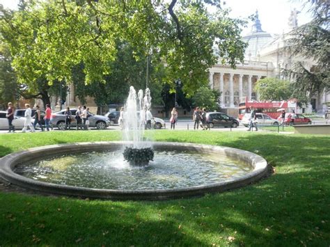 Premium Photo | Fountain in park