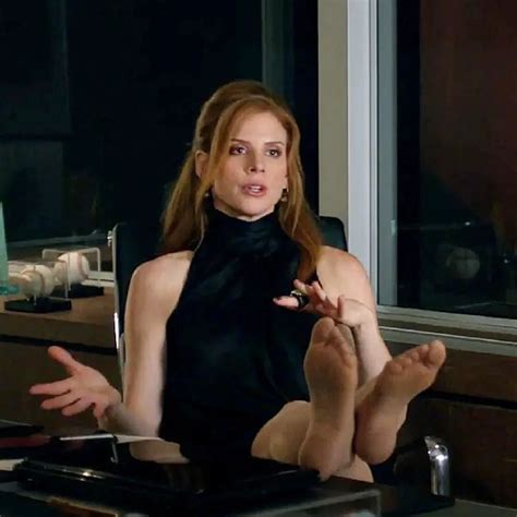 Sarah Rafferty (Suits) : r/EntertainingFeet