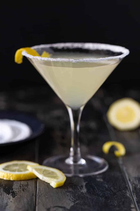 EASY Lemon Drop Martini Recipe (4 ingredients!)