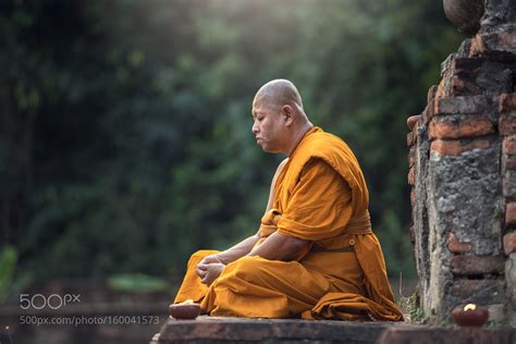 Buddhist monk meditation in temple | Monje budista, Monja, Meditacion ...