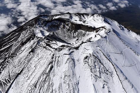 IN PHOTOS: Mt. Fuji gets season's first snowcap