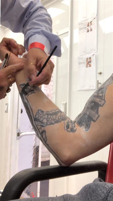 Jeremy Renner Shares New Look at Avengers: Endgame’s Ronin Tattoo as ...