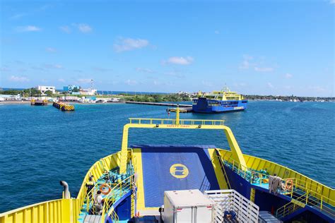 Ultracarga III arriving at Isla Mujeres Ferry Terminal Garage Deck - Ματιά στο βάθος του γκαράζ ...