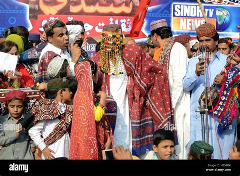 Hyderabad, Pakistan. 04th Dec, 2016. Sindhi peoples in a tradional ...