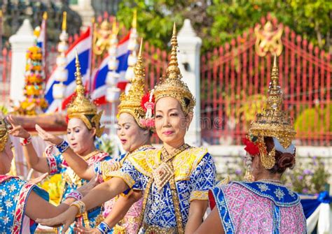 The Beautiful Thai Folk Dancer Perform Thai Classical Dance Editorial Stock Photo - Image of ...