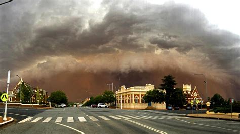 Dust storm sweeps across Riverina in spectacular photos | Daily Telegraph