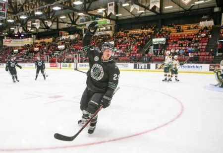 Saskatchewan Huskies hockey teams playing for bronze - Saskatoon ...