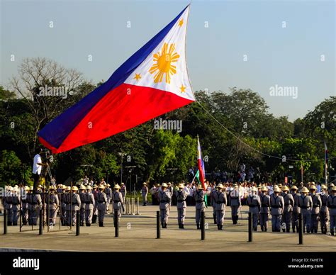 Manila, Philippines. 30th Dec, 2015. Flag raisers gradually raising the flag of the Philippines ...