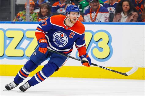 Connor McDavid injured in Edmonton Oilers’ loss to Winnipeg Jets Saturday night