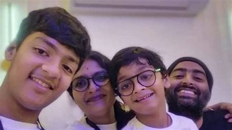 Arijit Singh's family: দুই ছেলে আর স্ত্রীর সঙ্গে ‘ফ্য়ামিলিম্য়ান ...