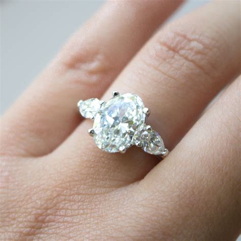 Great Guide to Oval Cut Diamond Engagement Rings