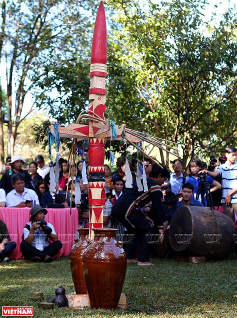 Hướng dẫn cách trang trí cây nêu ngày tết Để tạo không gian ấm cúng cho ...