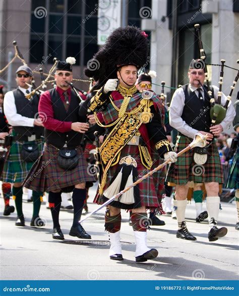 Scottish Bagpipe Band editorial photography. Image of highlander - 19186772