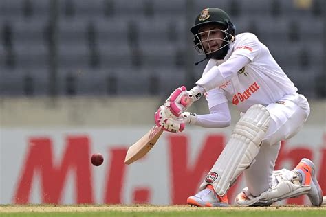 Mushfiqur Rahim shapes to sweep | ESPNcricinfo.com