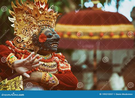 Dancer Man in Traditional Balinese Costume and Topeng Wayang Mask Stock ...