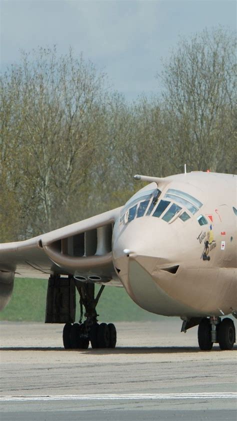 Handley Page, Victor, XM715, HP.123, bomber, tanker, aircraft, Royal Air Force, landing ...