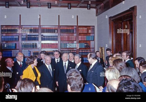 Bundespräsident Walter Scheel empfängt Politiker in seinem Büro in Bonn ...