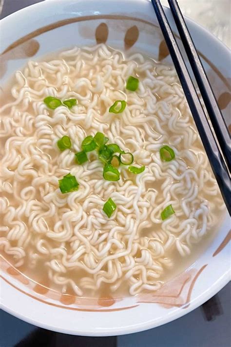 How to Microwave Ramen (Best Instant Ramen Noodles Recipe) - IzzyCooking