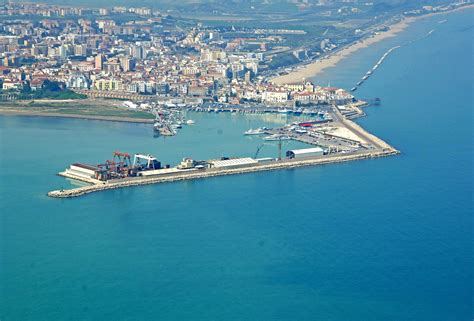 Termoli : Termoli beach - Trovaspiagge : Jump to navigation jump to search.