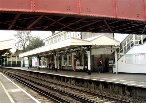 Teddington station © David Kemp cc-by-sa/2.0 :: Geograph Britain and Ireland