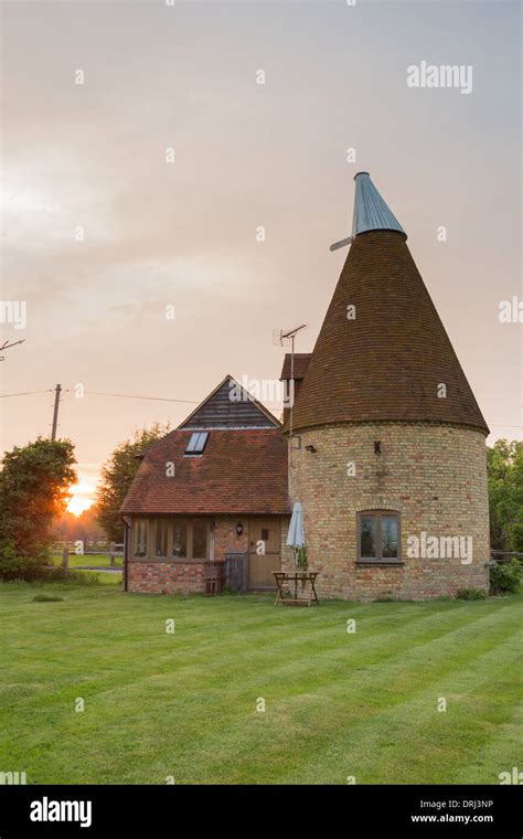 Oast house hi-res stock photography and images - Alamy