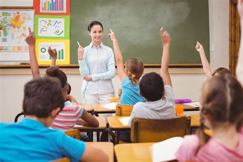 Premium Photo | Teacher asking a question to her class