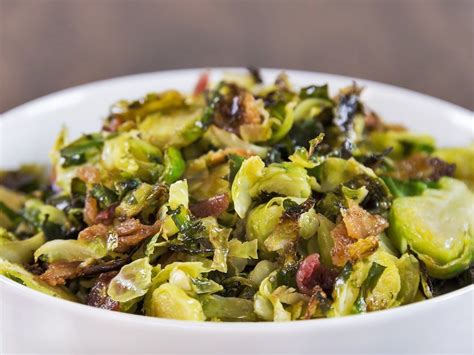 lardons fumés, chou blanc, oignon rouge, huile Shaved Brussel Sprout Salad, Shredded Brussel ...