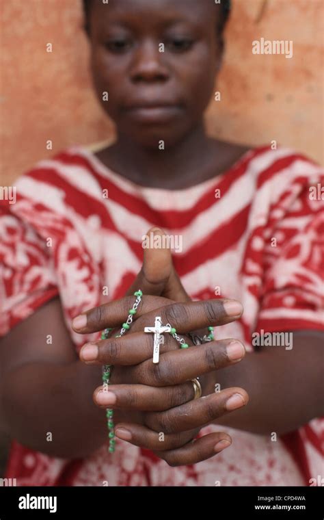 Femme africaine prier le Rosaire, Lomé, Togo, Afrique de l'Ouest, l'Afrique Photo Stock - Alamy