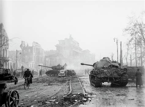 Berlin 1945 Brandenburger Tor | Soviet tank, Soviet soldier, Berlin