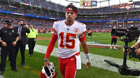 Patrick Mahomes injury: Chiefs quarterback hurts knee against Broncos