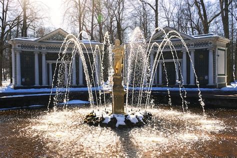 Premium Photo | Test launch of fountains in the peterhof palace and ...